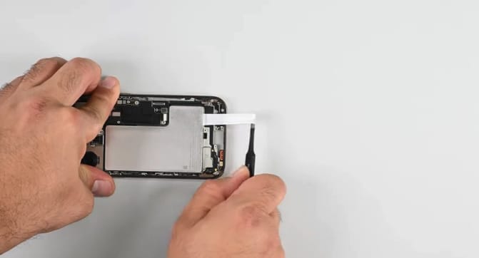 iFixit 拆解 iPhone 16 Pro，背蓋開啟設計提高維修便利性