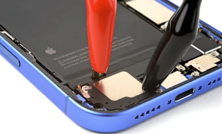 iFixit 推出 iPhone 16 電池更換神器 VoltClip，自己動手換電池